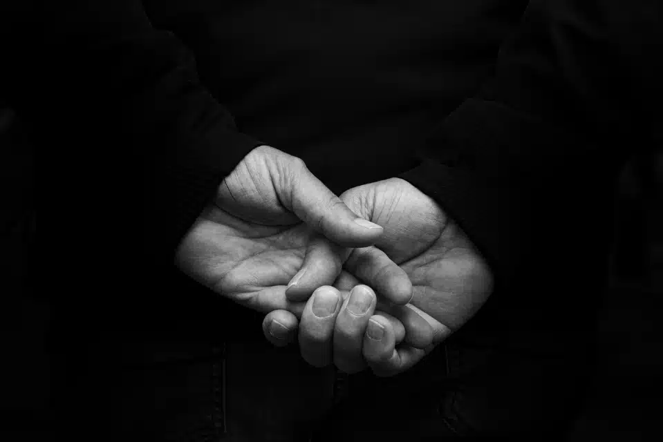 contrast-manos-hans-David-De-Los-Reyes-fotografo-geneva-Switzerland-streetphotography-blackandwhite