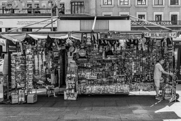 Souvenirs-madrid-granvia-David-De-Los-Reyes-fotografo-blackandwhite-spain-streetphotography